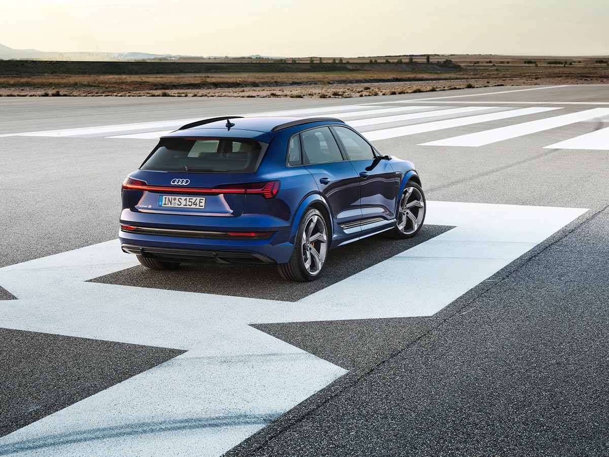 2022 audi e tron s exterior rear quarter