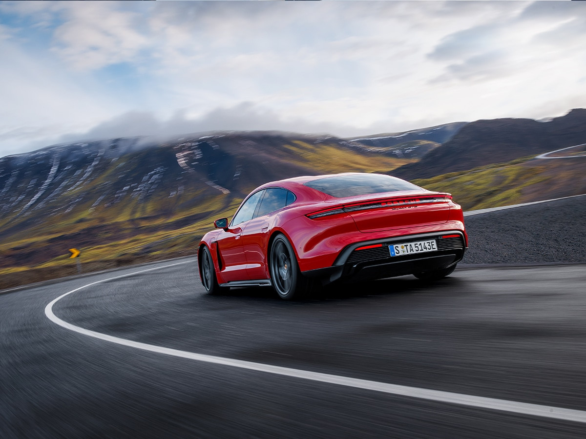 2025 Porsche Taycan GTS | Đuôi xe trên đường