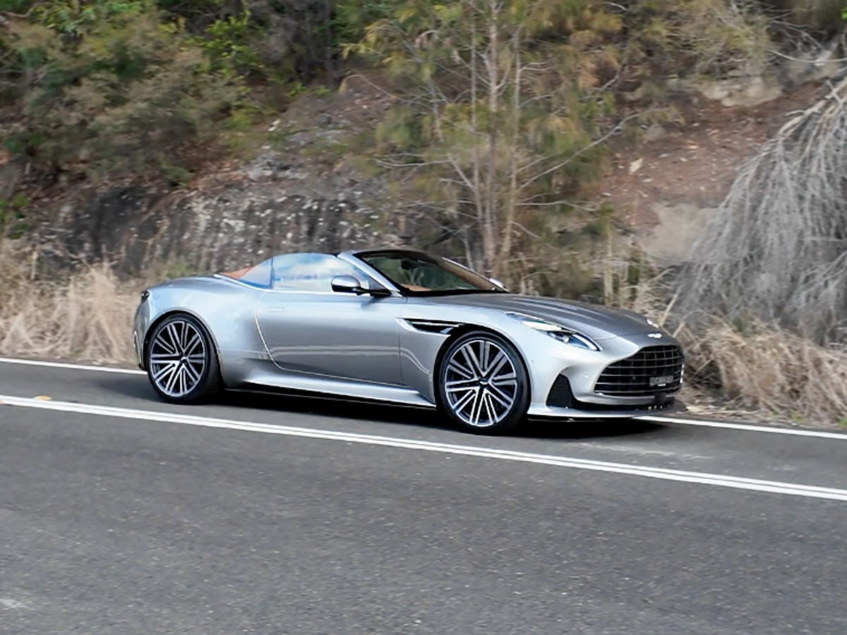 Aston Martin DB12 Volante đang lái trên đường