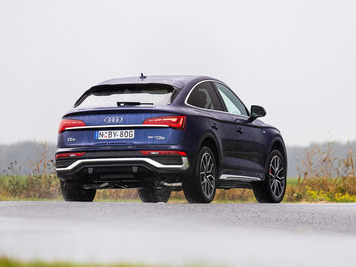 Audi Q5 55 TFSI e trên đường