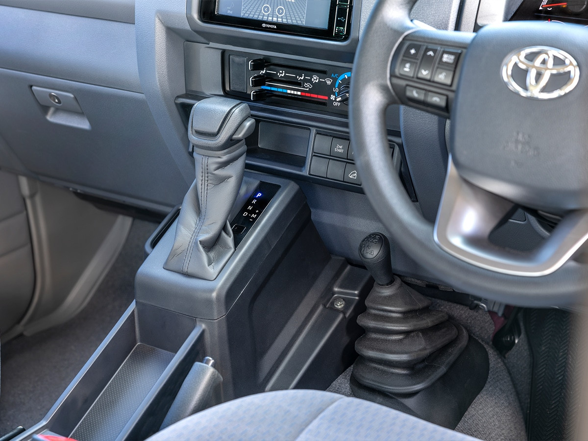Bảng điều khiển tự động của Toyota LandCruiser 70 Series facelift