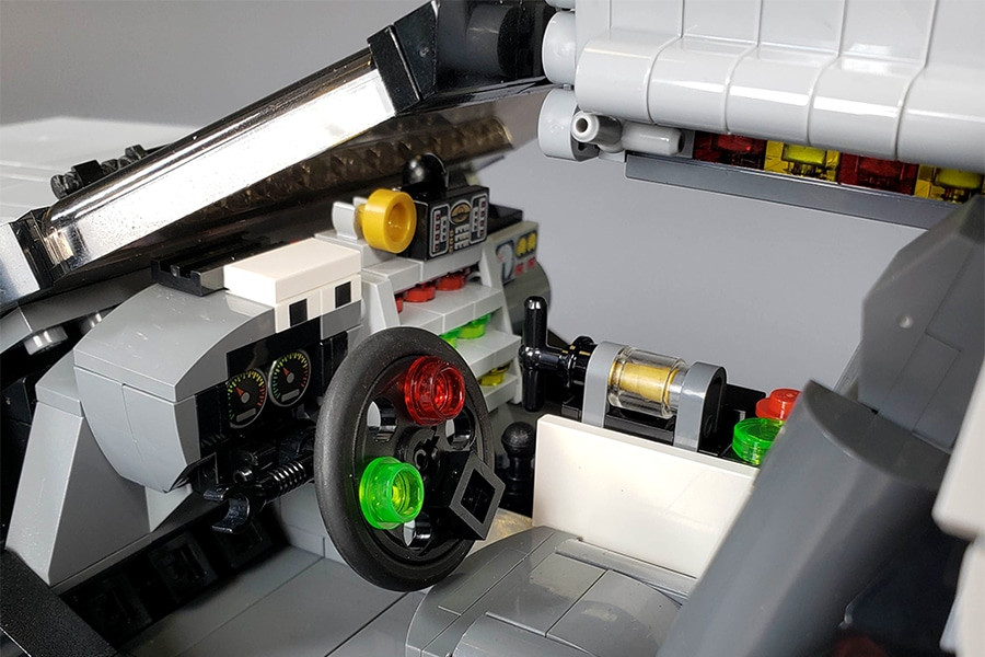 Bánh lái và bảng điều khiển của mô hình LEGO Delorean