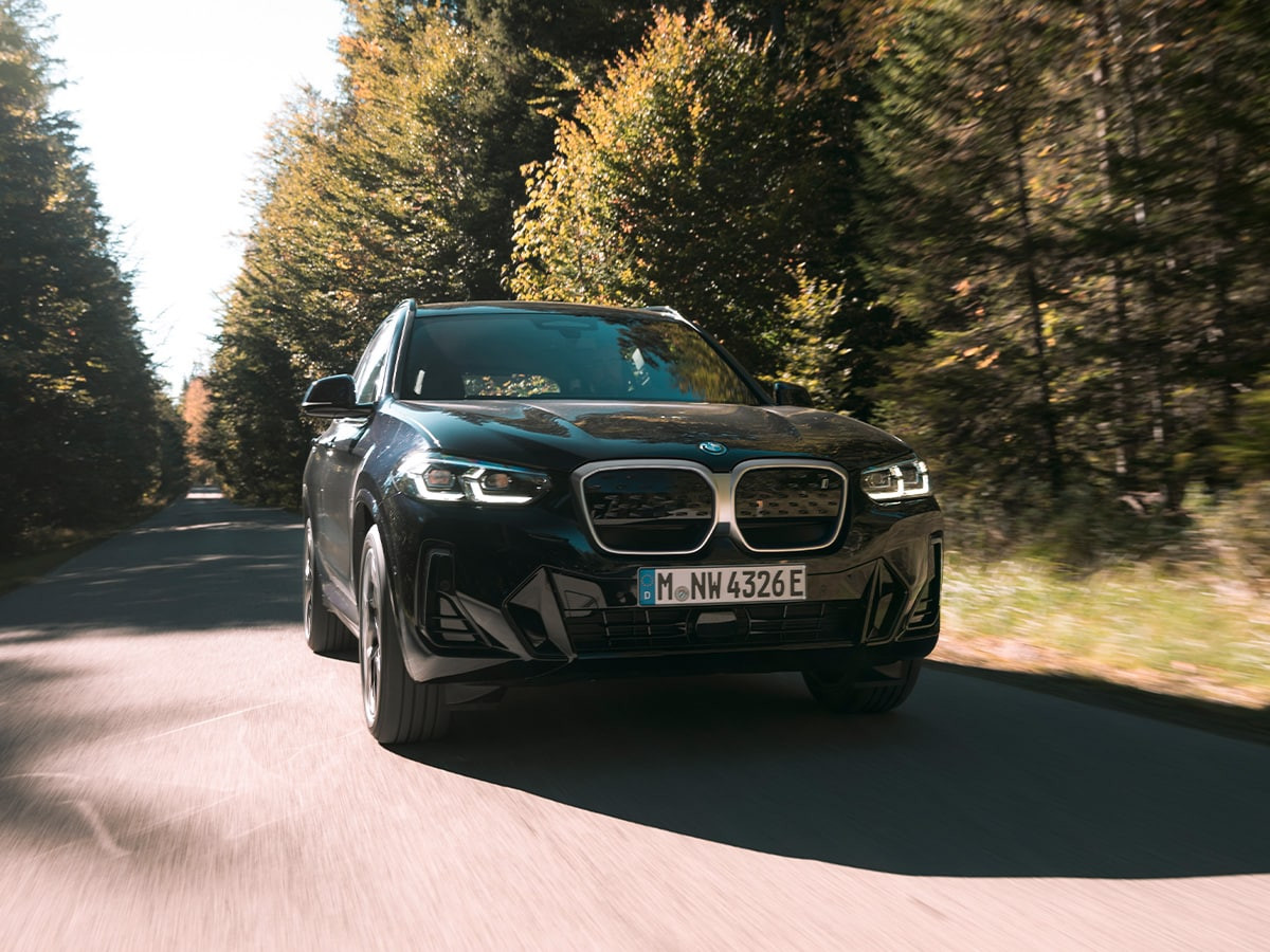 BMW iX3 M Sport trên đường