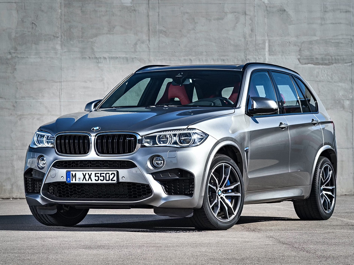 BMW X5 SUV trên đường