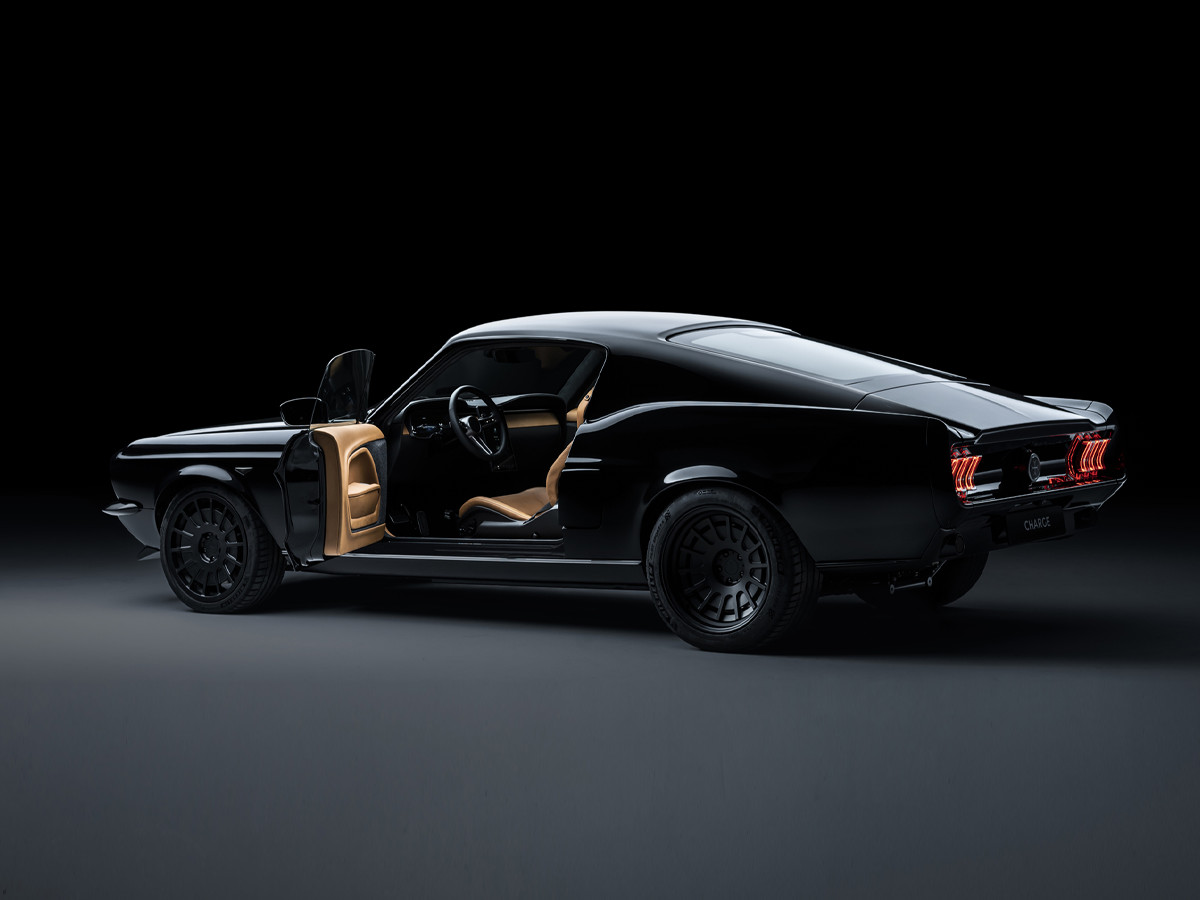 Charge Mustang