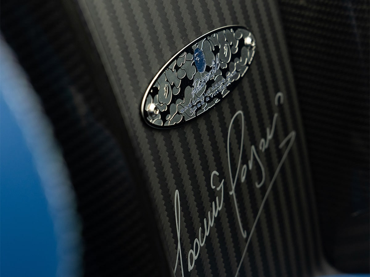 Chữ ký trên BAPE UK x Pagani Huayra BC Roadster