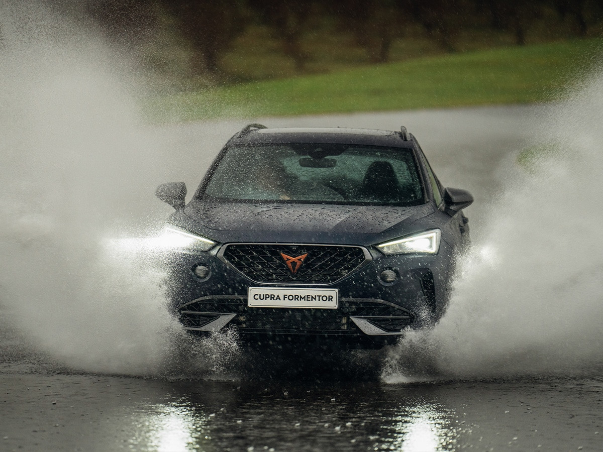 CUPRA Formentor VZx băng qua vũng nước