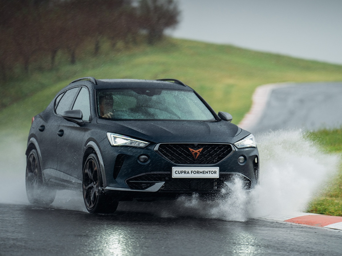 CUPRA Formentor VZx trong cơn mưa
