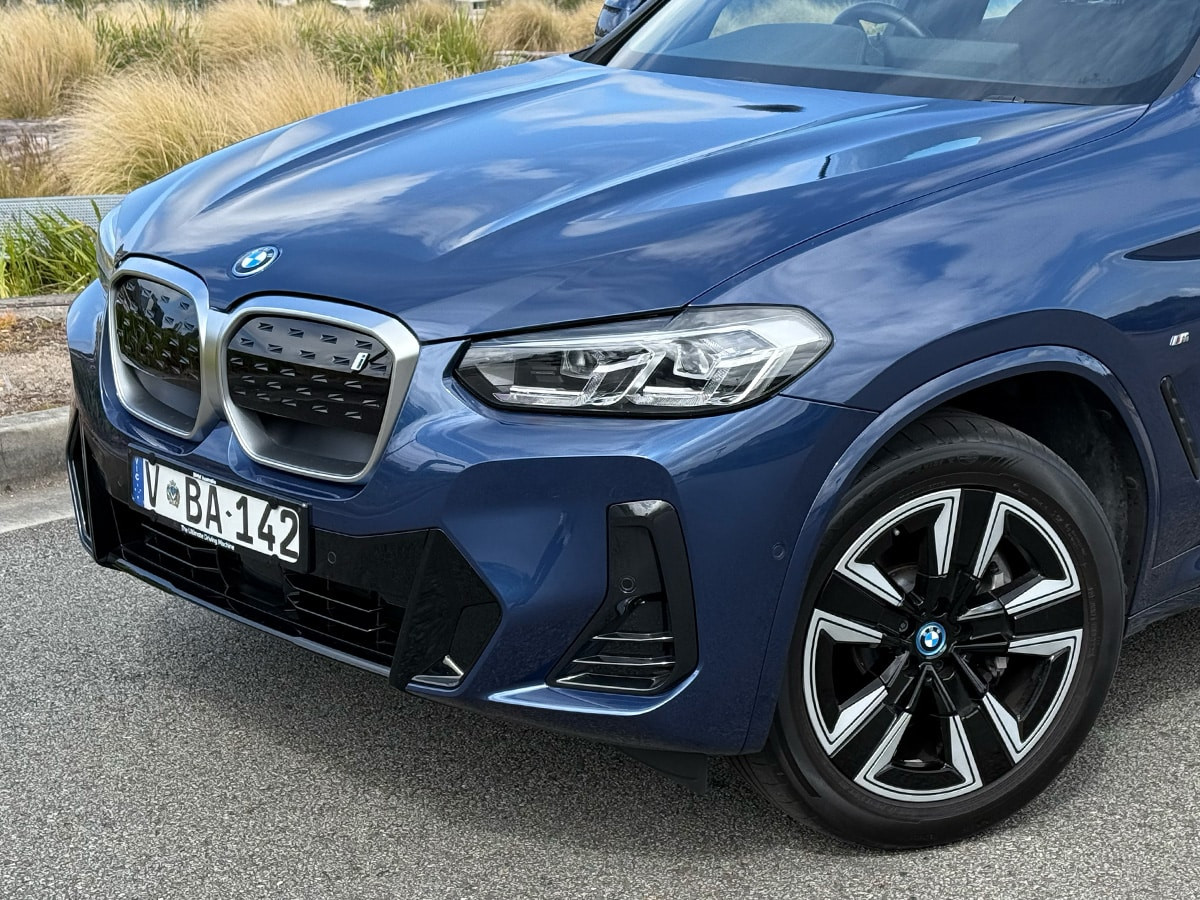 Đầu xe BMW iX3 M Sport