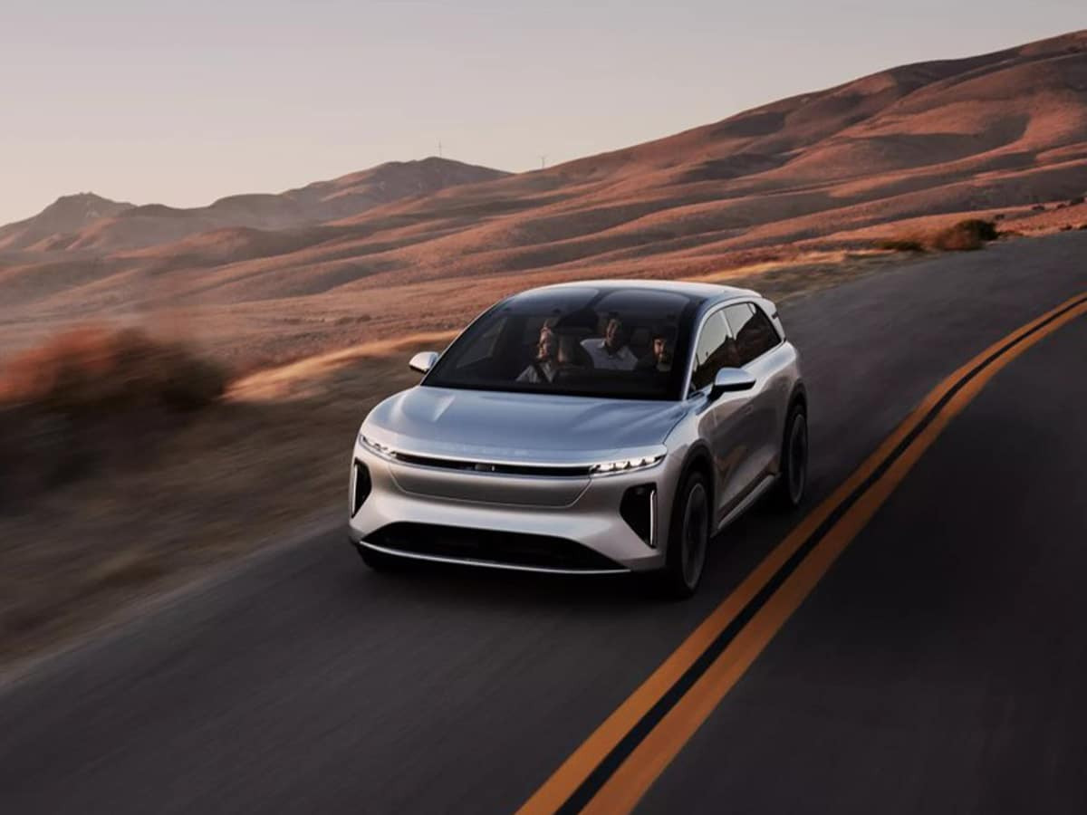 Đầu xe Lucid Motors Gravity trên đường
