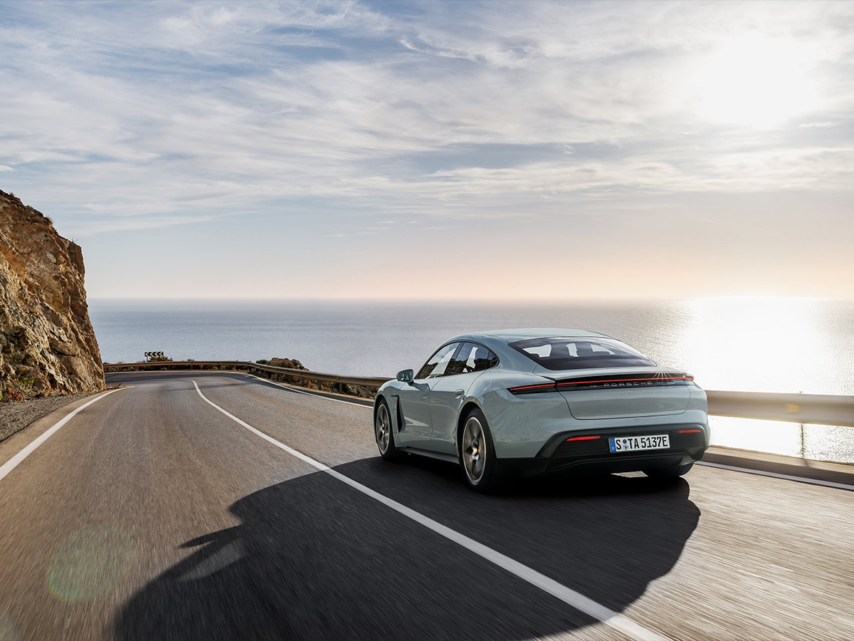 Đuôi xe Porsche Taycan 2025