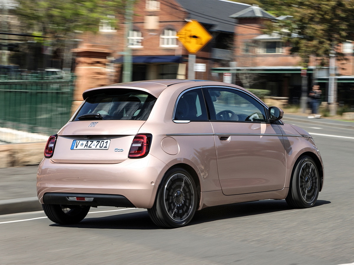 Fiat 500e khi lái xe từ phía sau