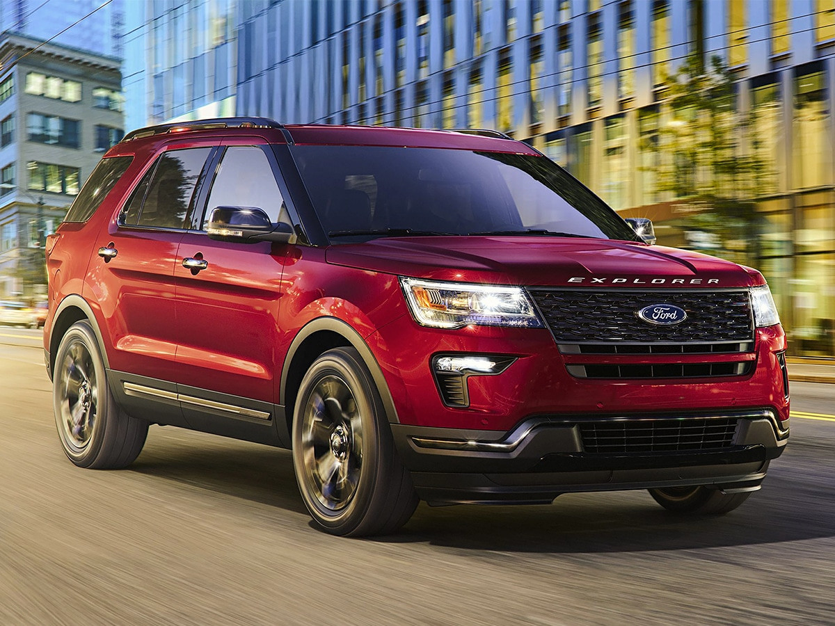 Ford Everest SUV trên đường
