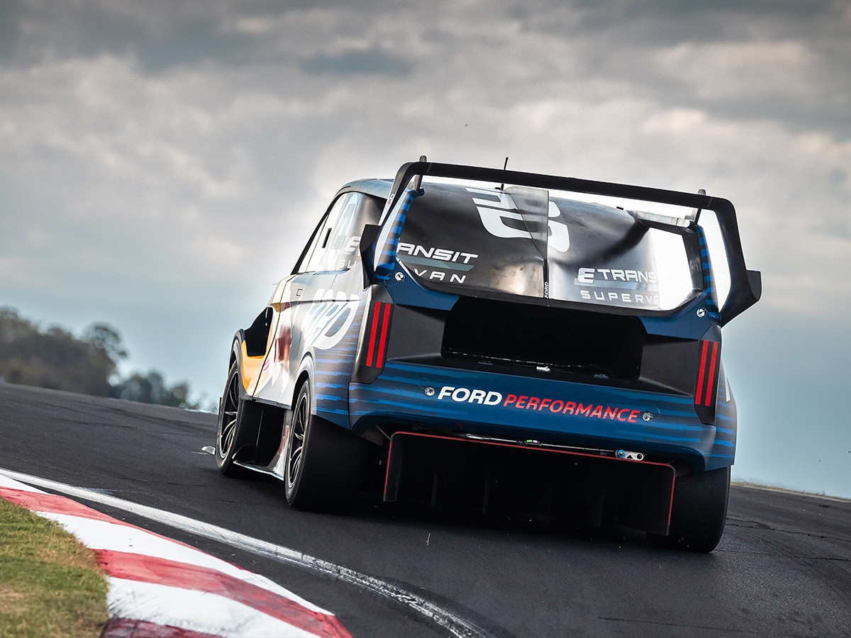 Ford SuperVan 4.2 biểu diễn tại Mount Panorama | Hình ảnh: Ford Australia