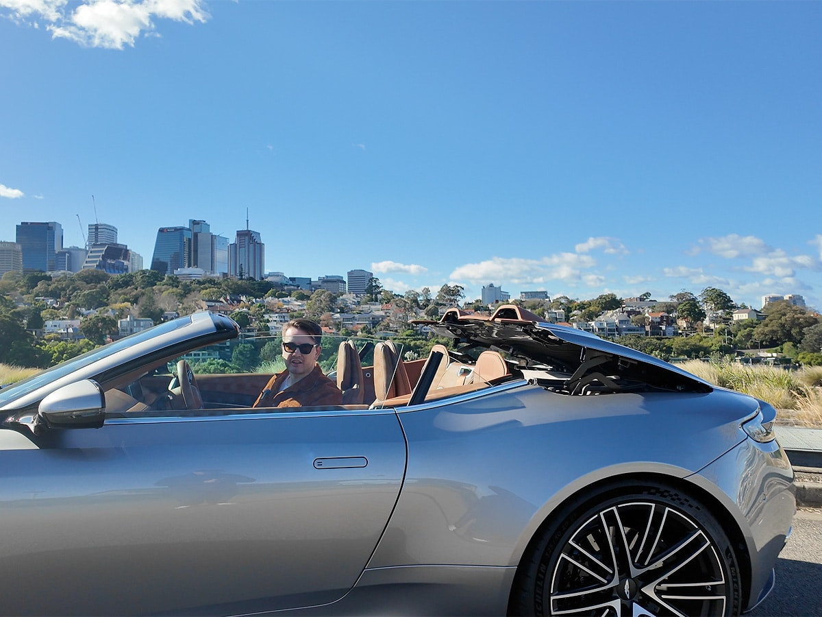 Giai đoạn mở mui xe Aston Martin DB12 Volante