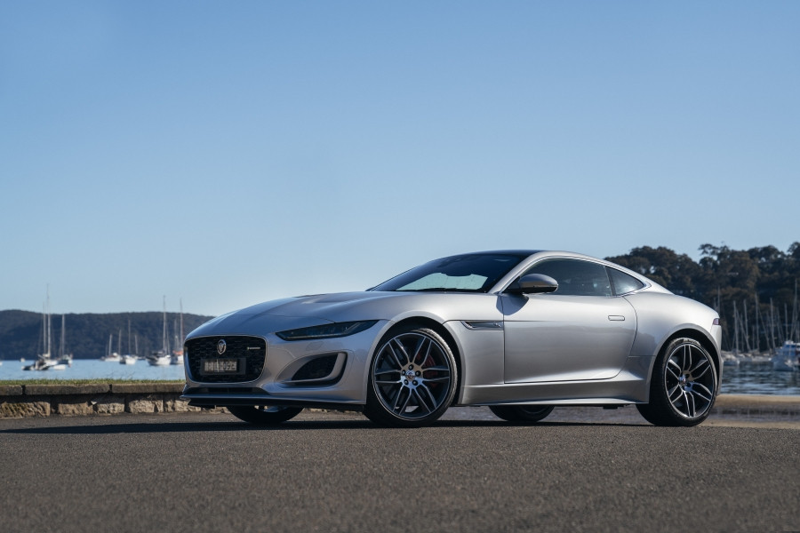 Hình ảnh Jaguar F-TYPE R-Dynamic trên đường phố