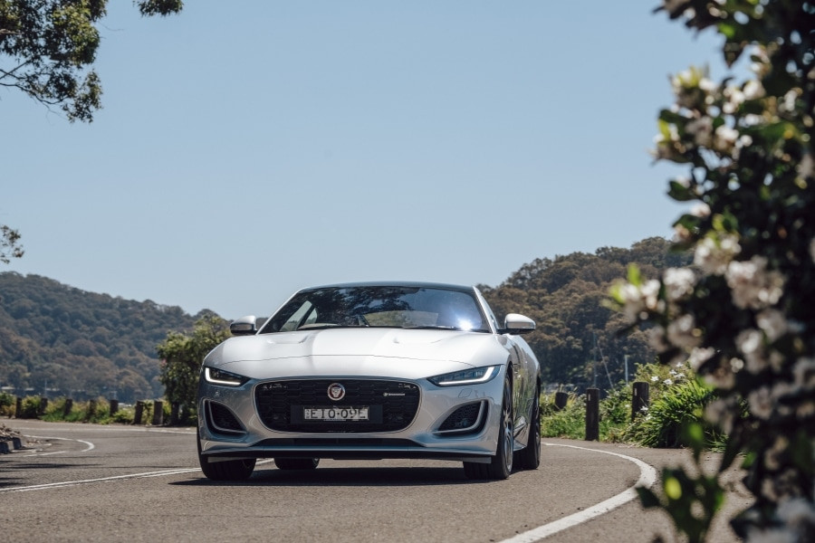 Hình ảnh Jaguar F-TYPE R-Dynamic trên đường