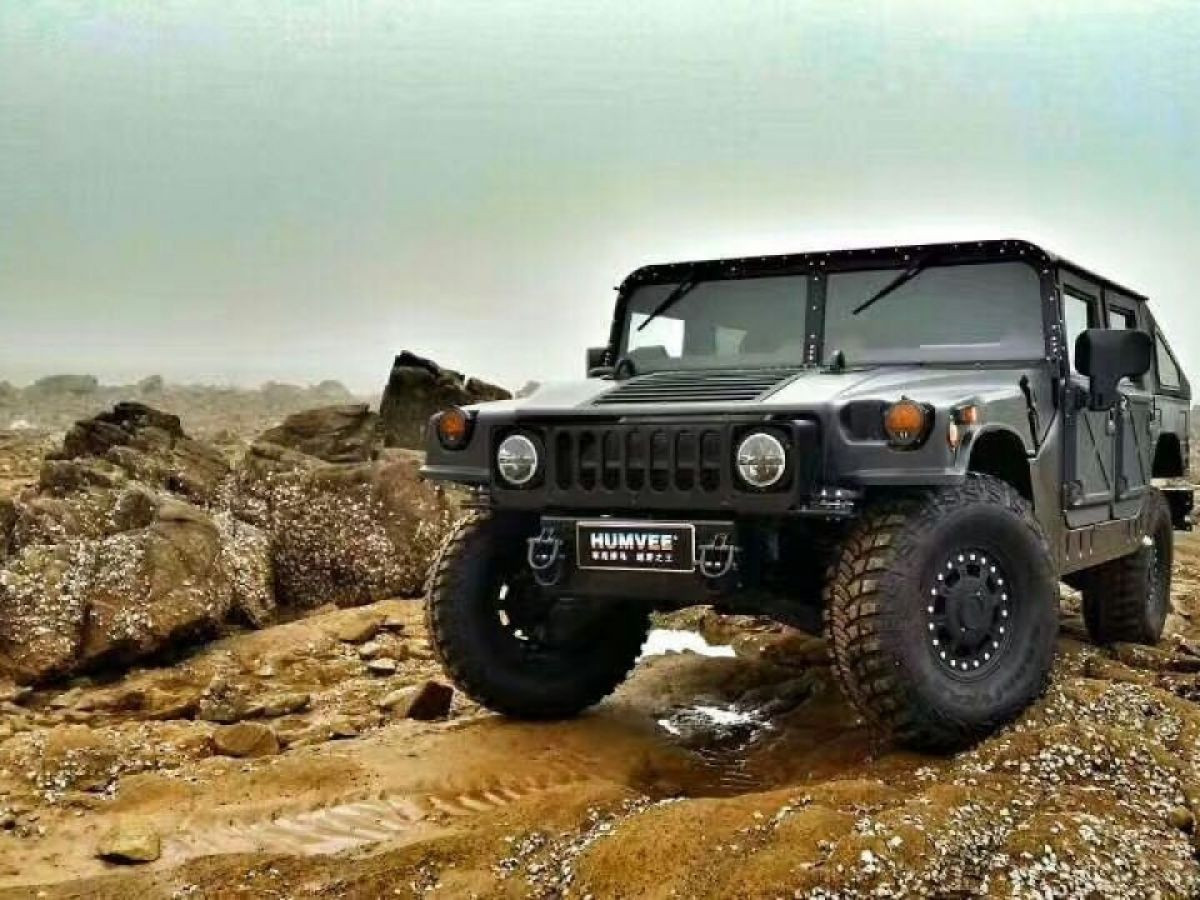 Hummer C-Series băng qua địa hình đá gồ ghề