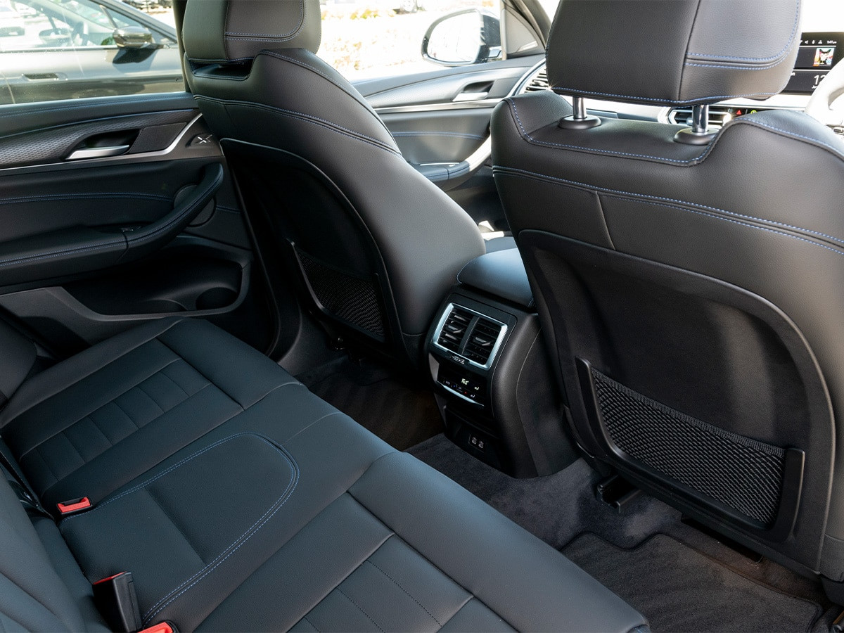 Khoang ghế sau BMW iX3 M Sport