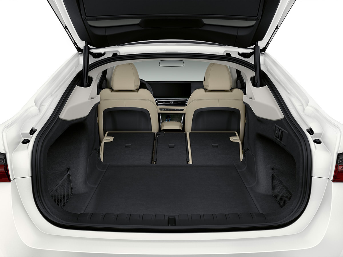 Không gian khoang hành lý của BMW i4 | Hình ảnh: BMW