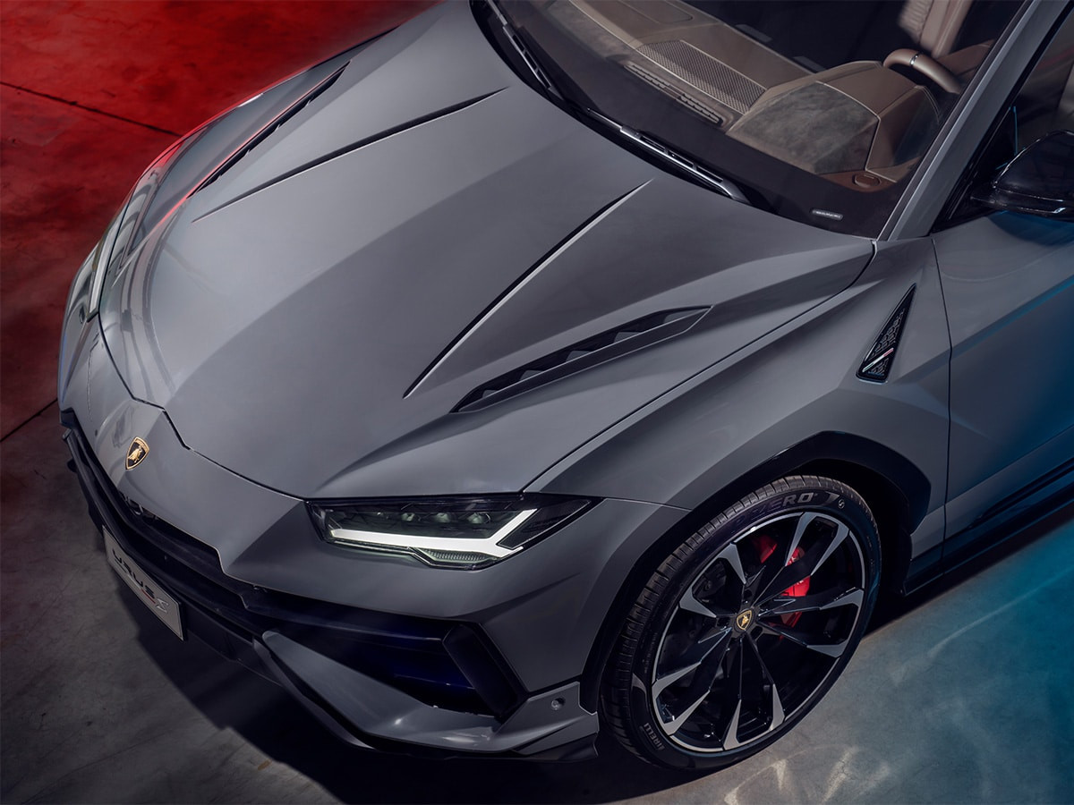 Lamborghini urus s bonnet