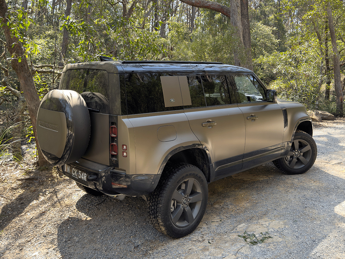 Land Rover Defender 110 PHEV đánh địa hình từ phía sau