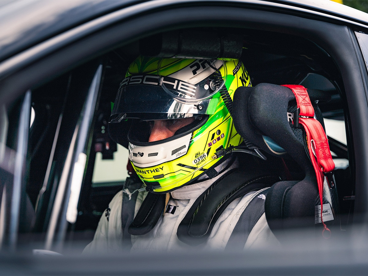 Lars Kern thử nghiệm chiếc Porsche Taycan mới tại Nürburgring Nordschleife