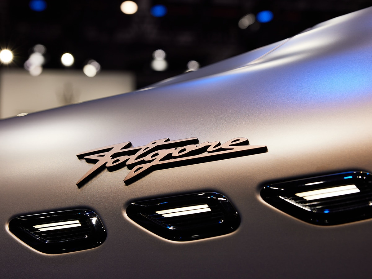 Maserati Grecale Folgore logo trên chắn bùn