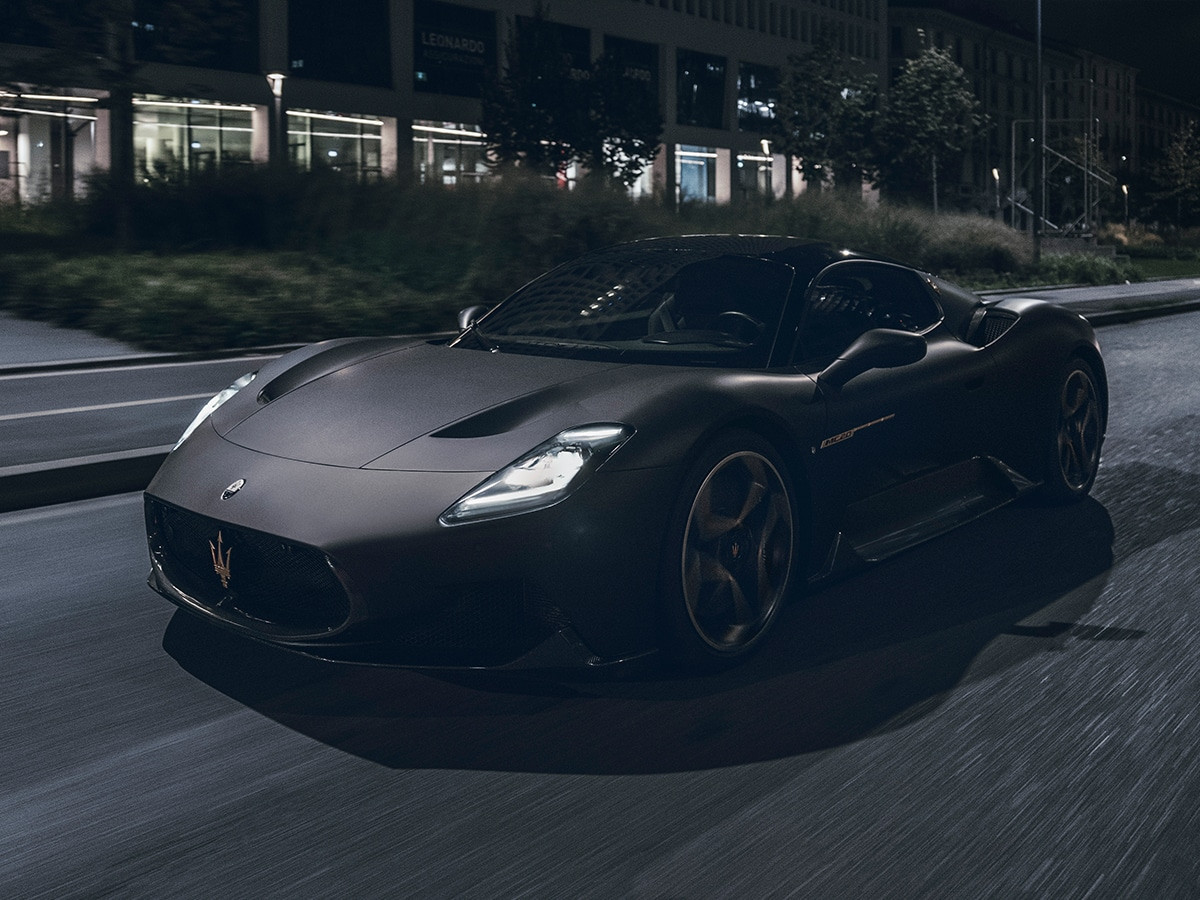 Maserati MC20 'Notte Edition' đang di chuyển trên đường