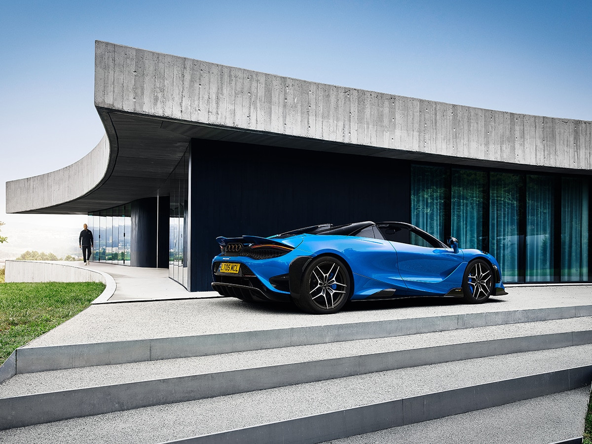McLaren 765LT Spider màu xanh từ bên