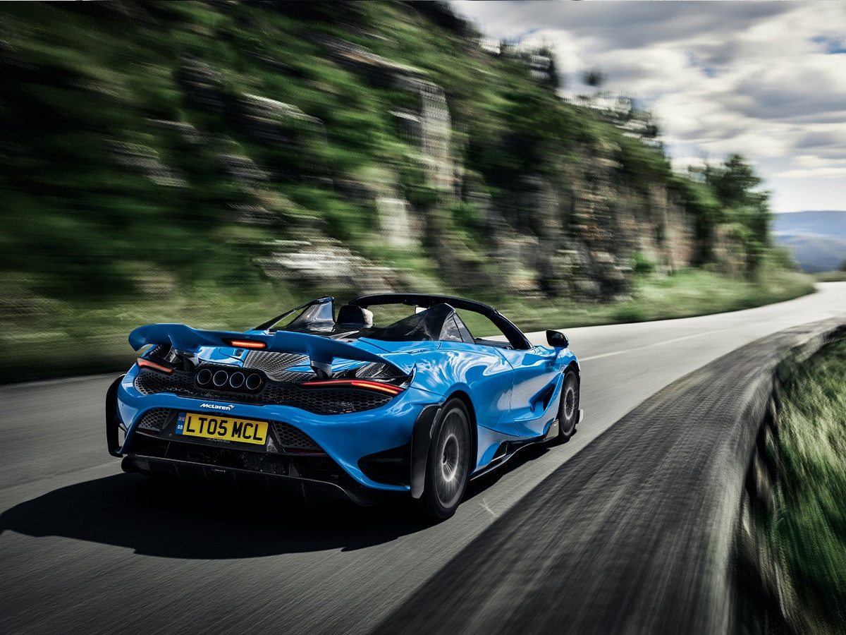 McLaren 765LT Spider màu xanh từ phía sau