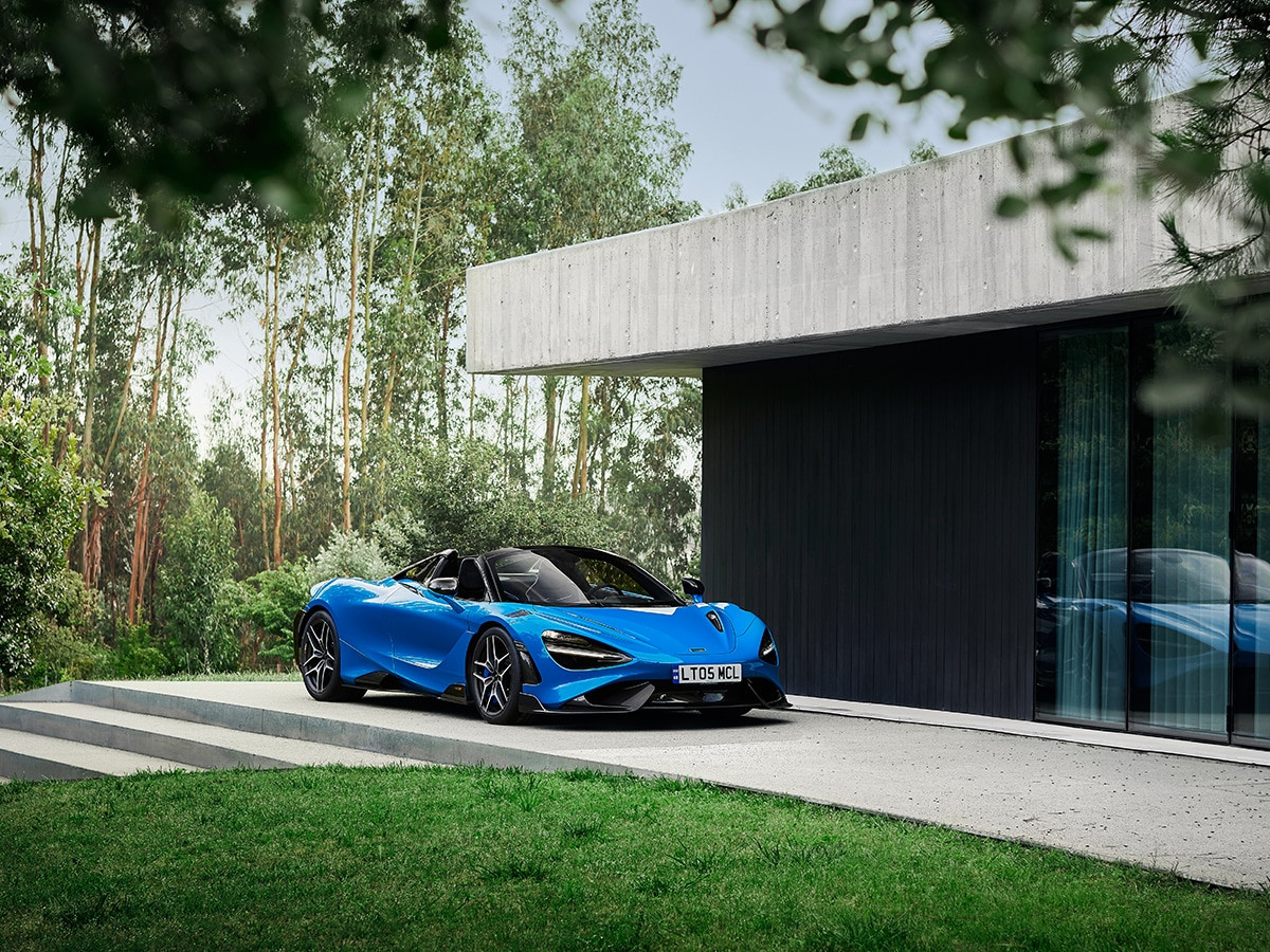 McLaren 765LT Spider màu xanh từ phía trước