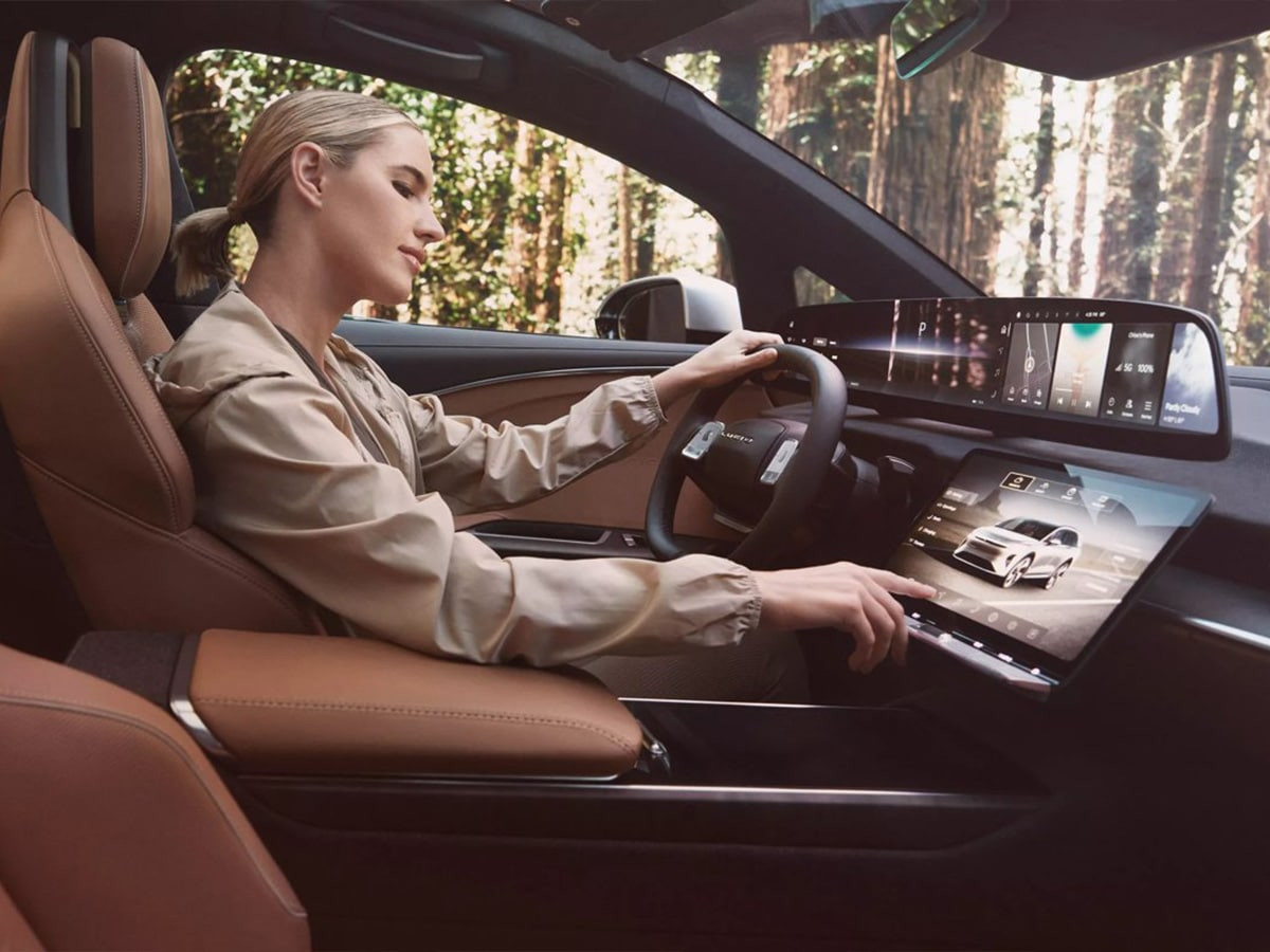 Nội thất Lucid Motors Gravity với người