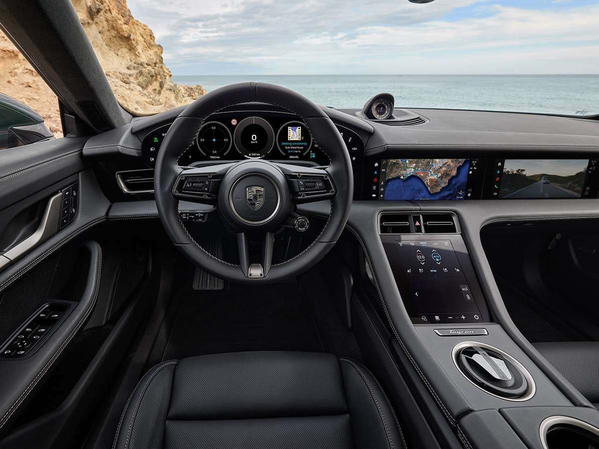 Nội thất Porsche Taycan 2025 nhìn từ ghế lái