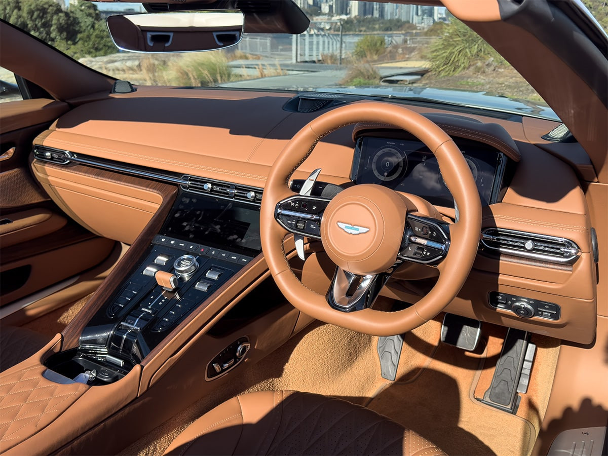 Nội thất xe Aston Martin DB12 Volante