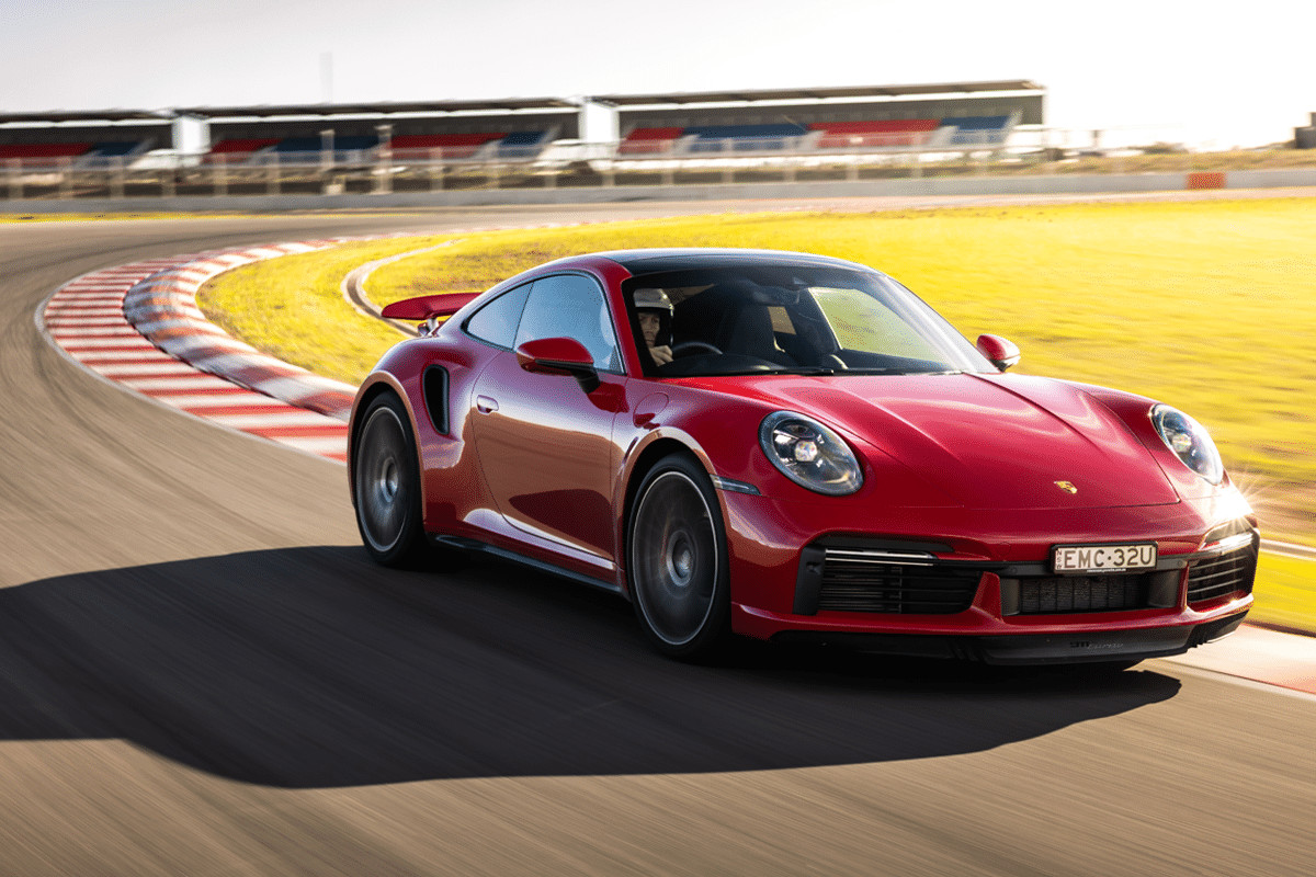 Porsche 911 Turbo 2021 ở Trên Đường Đua