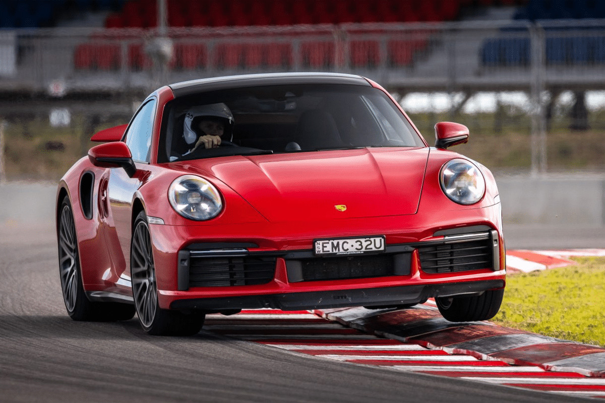 Porsche 911 Turbo 2021 Trên Đường Đua