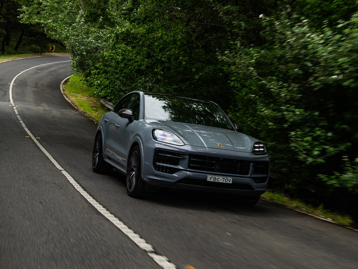Porsche Cayenne 2024 đang di chuyển trên đường