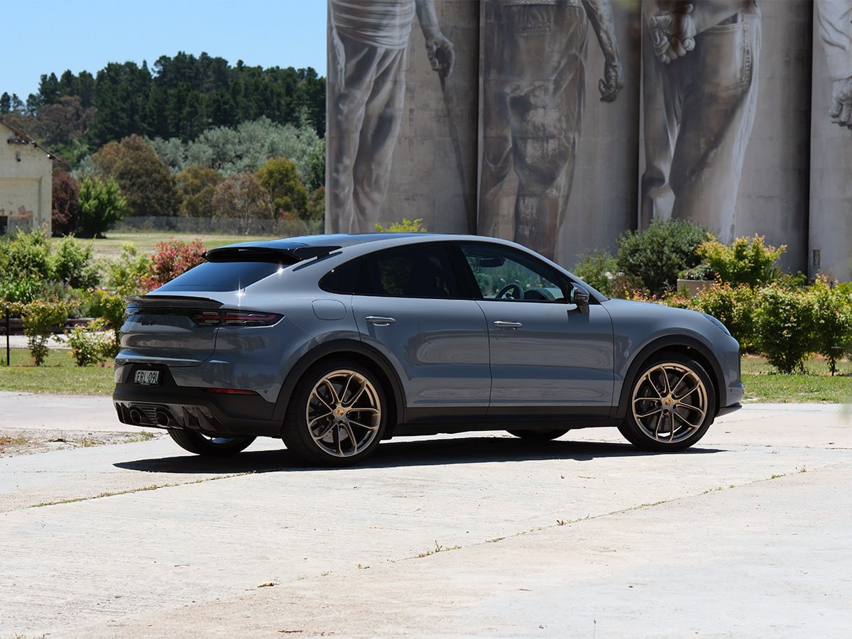 Porsche Cayenne Turbo GT từ góc bên