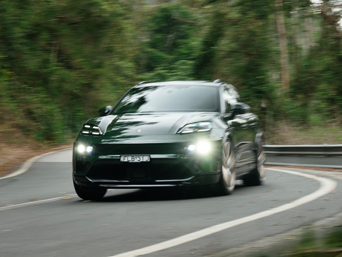 Porsche Macan 2025 trên đường
