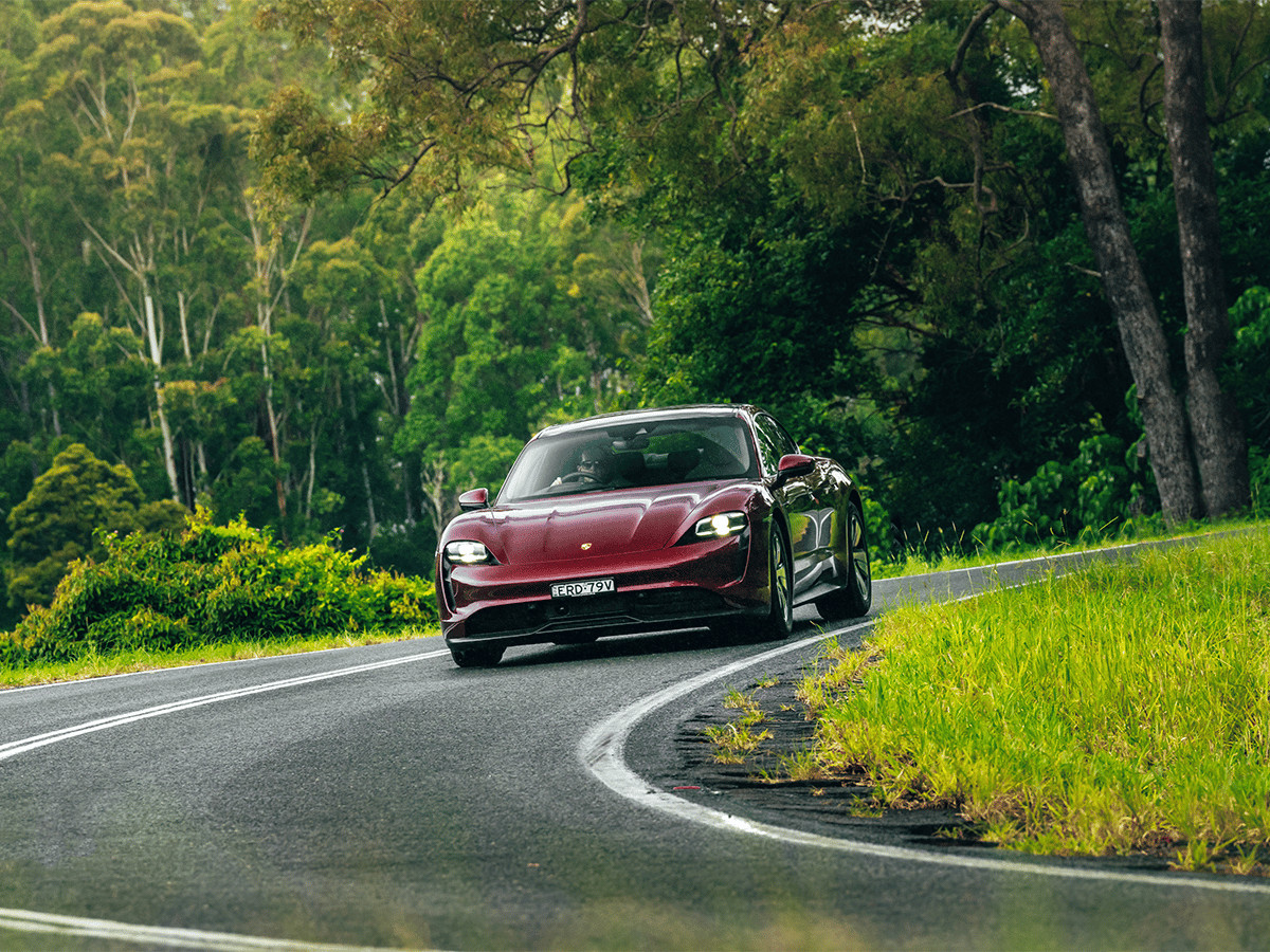 Porsche taycan rwd đang điều khiển