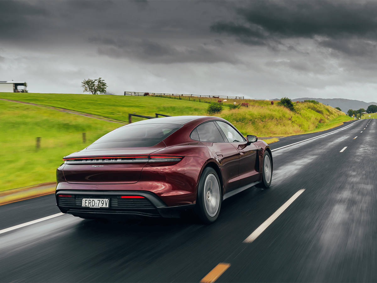 Porsche taycan rwd trên đường từ phía sau