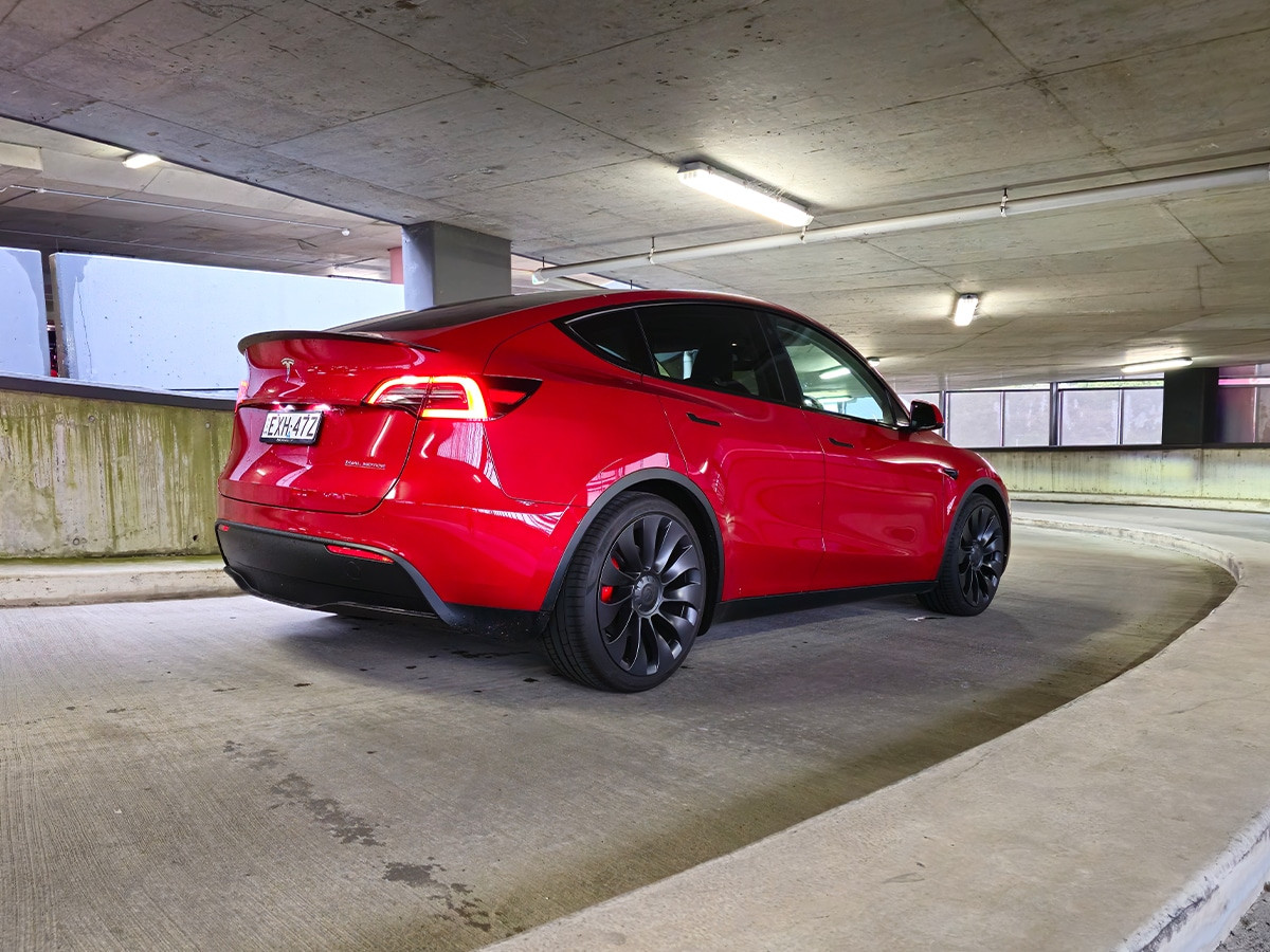 Tesla Model Y Performance trên đường