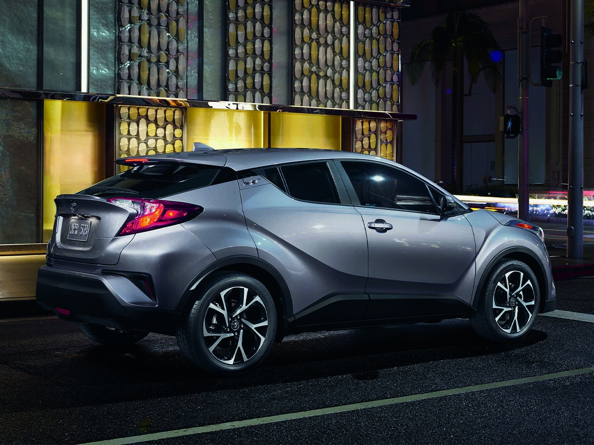 Toyota C-HR SUV trên đường