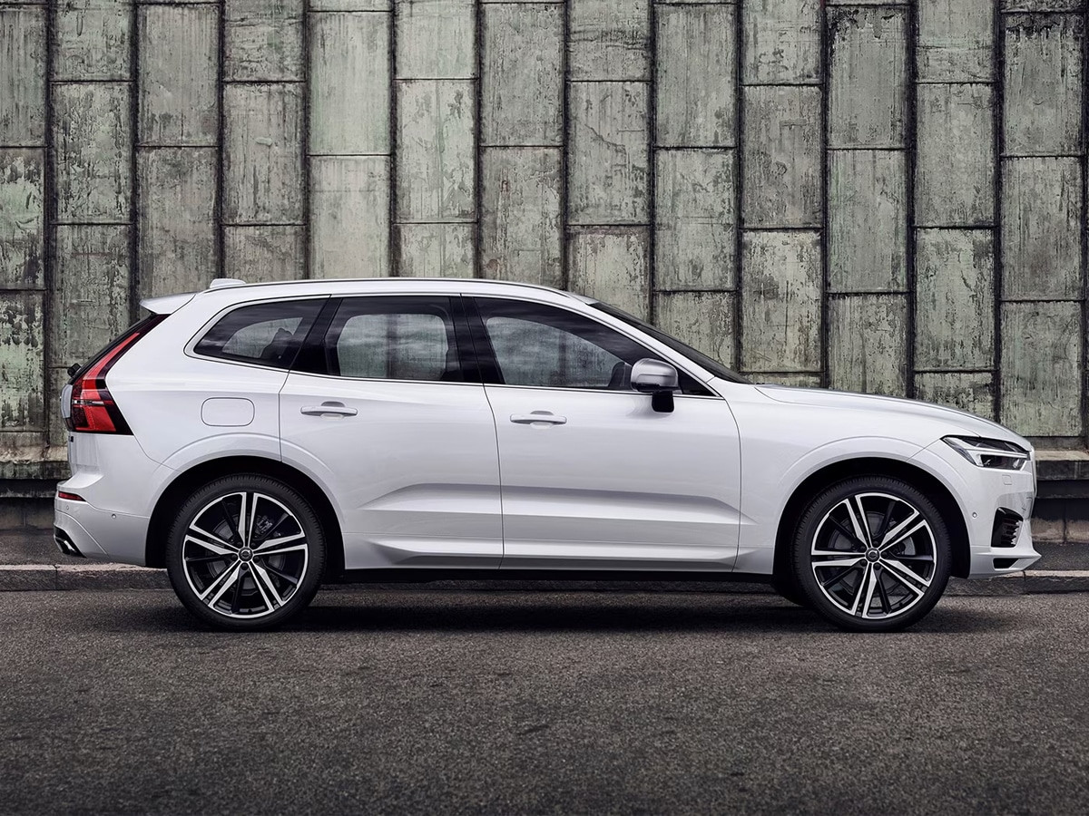 Volvo XC60 R-Design SUV trên đường