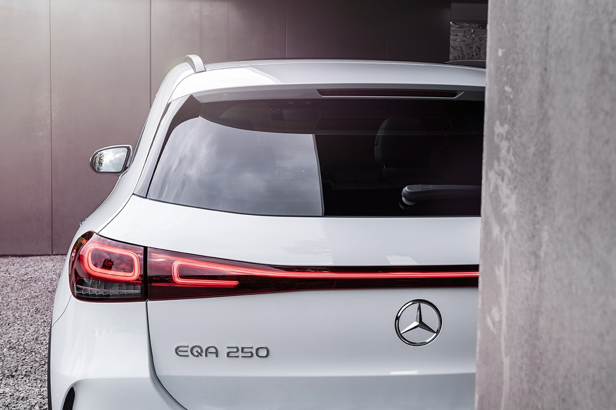 Xe điện Mercedes-Benz EQA từ phía sau